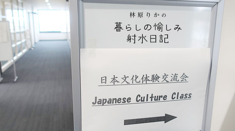 射水市で国際交流。「日本文化体験交流会」で、外国人の皆さんと一緒にちぎり絵に挑戦！